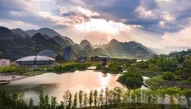 避暑胜地的夏秋变奏曲，六盘水7-9月天气全解析
